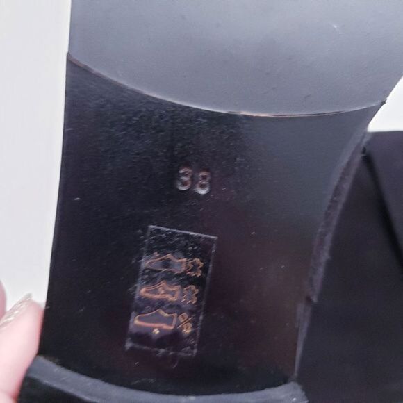 Black Boots‎ - Picture 4 of 6